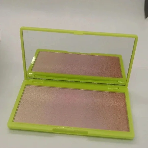 Brand New Unused Revolution X Emily In Paris Pimplelight Powder Highlighter - Picture 3 of 10